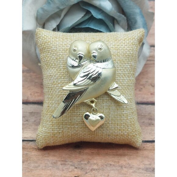 Vintage AJC Brooch Love Birds Brushed Gold Tone Dangle Heart Mid Century Signed - Picture 5 of 15